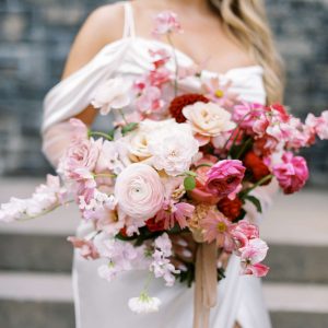 Soft ivory roses blended with blush garden blooms