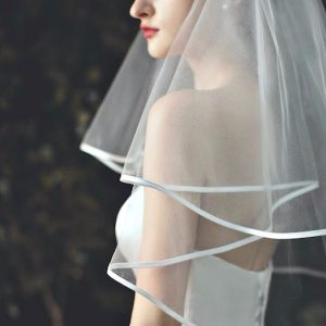 Minimalist Short Bridal Veil with Satin Edge